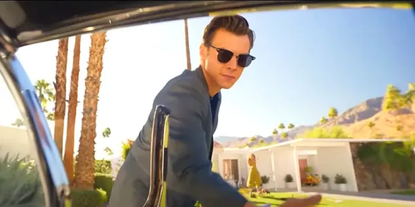   ハリー・スタイルズ' Jack opens a car door in Don't Worry Darling