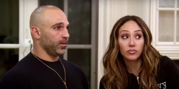   ジョーとメリッサ・ゴーガが RHONJ で真剣な顔をしている