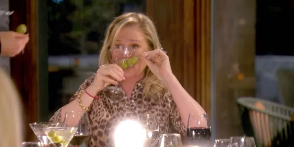   RHOBHでマティーニを飲むキャシー・ヒルトン