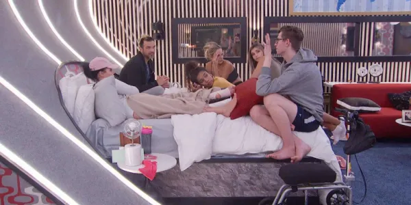   ポーのメンバー's Pack alliance on Big Brother 24 sitting together on the bed, talking.