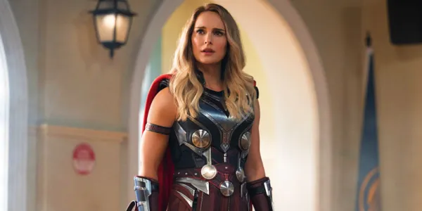   『ラブ・アンド・サンダー』でソーの鎧を着たジェーン・フォスター