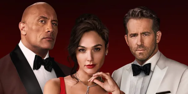   The Rock、Gal Gadot、Ryan Reynolds が Red Notice でカメラを見つめています。