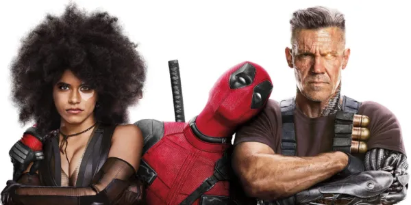   デッドプール 2 でドミノとケーブルと一緒にポーズをとるデッドプール