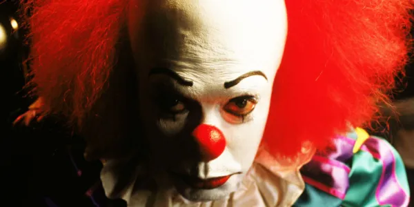   IT 1990 でピエロのペニーワイズ役を演じたティム・カリー