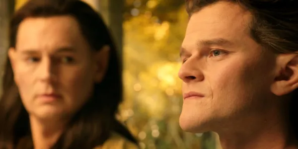   Elrond (Robert Aramayo) は、The Lord of the Rings: The Rings of Power で King Gil-galad (Benjamin Walker) とおしゃべりをしています。