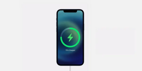   iPhone 12 充電中