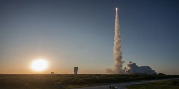   ULA アトラス V ロケットに搭載された OSIRIS-REx 宇宙船は、太陽が背景に沈むにつれて、小惑星ベンヌとのランデブーに向かって競争します。