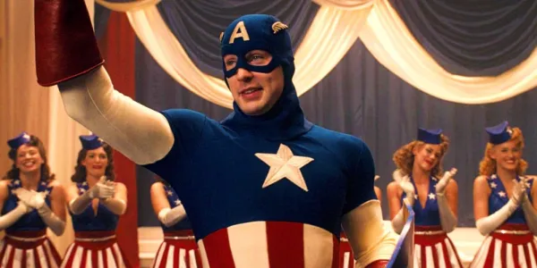   『キャプテン・アメリカ/ザ・ファースト・アベンジャー』のUSOツアーでスティーブ・ロジャースを演じるクリス・エヴァンス