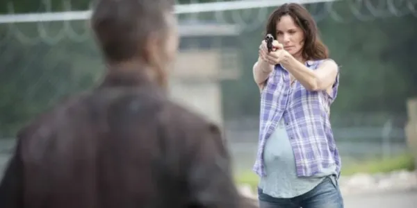   『ウォーキング・デッド』で銃を構えるロリ・​​グライムズ。
