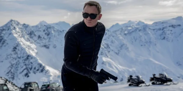   『スペクター』で銃を持って雪の中に立つジェームズ・ボンド