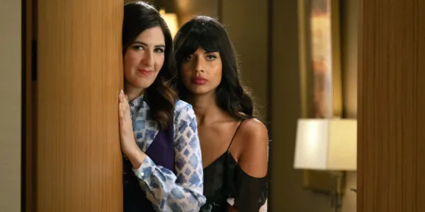   タハニとD役のジャミーラ・ジャミル'Arcy Carden as Janet in The Good Place