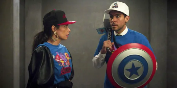   シーハルクでアベンジャーズのグッズを身に着けているニッキとパグ