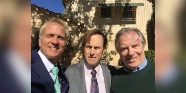  パトリック・ファビアン、ボブ・オデンカーク、マイケル・マッキーンは、ベター・コール・ソウルの舞台裏で微笑みながら幸せな瞬間を共有しています