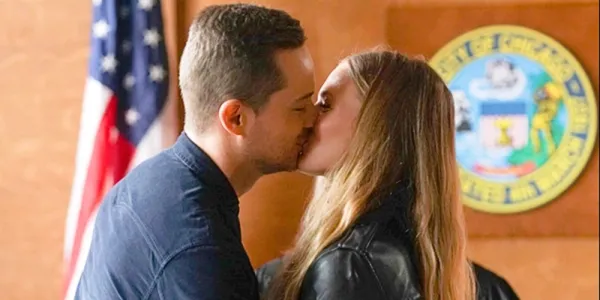   キスを交わすヘイリー・アプトンとジェイ・ハルステッド