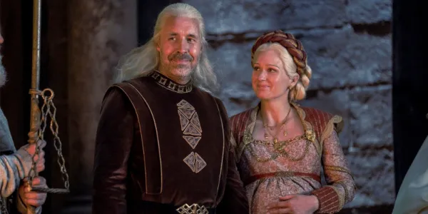   House of the Dragon エピソード 1 で、Viserys Targaryen を見て微笑む妊娠中の Aemma