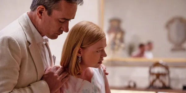   シブに手を置くトム's shoulder, consoling her in a scene from Succession.